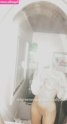 Lauurenwrightt - A sneaky pic in the dark waiting for my man to come back to bed 😇