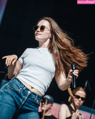 Sigrid - Extra Special Live tonight with @therealjmelz @ 6:30 pst !
