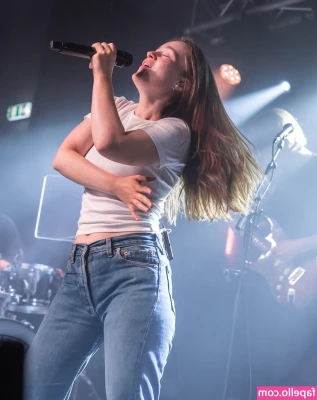 Sigrid - Hi 💖 Someone get me the vs gift card on my throne wishlist so I