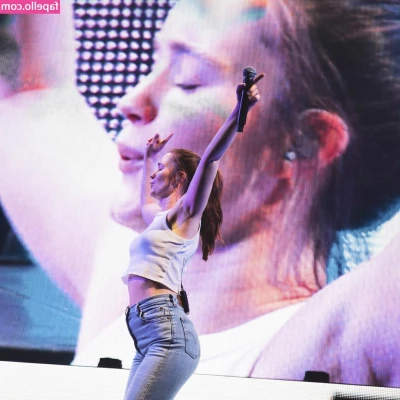 Sigrid - Piedini e tettine, e anche se io sono team culo ,questa è sempre