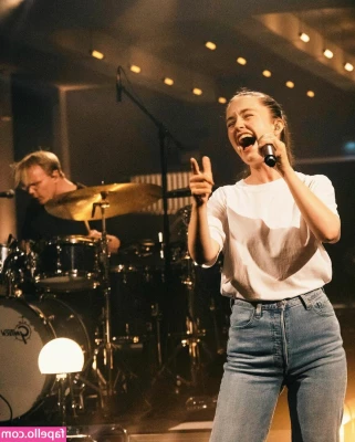 Sigrid - 今日は白の靴下 やはり新品は輝きが違います
