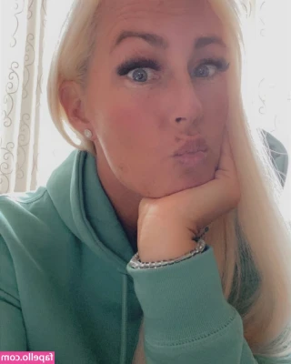TheGirlNextDoor - Bow down! Cunts and worship