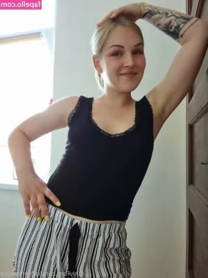 chloehoneyyy - Devilish demoness here to play with her tits for you