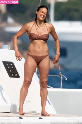 Michelle Rodríguez [ michelle-rodrguez ] - My abs could cut.