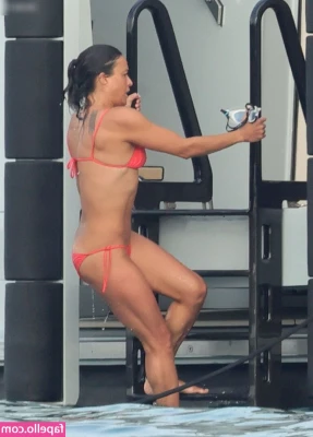Michelle Rodríguez [ michelle-rodrguez ] - Booty & flowers