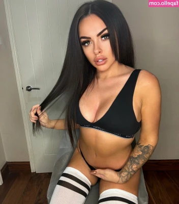 Lauraofficialx - I love when I paint my nails different colors. I like to be different