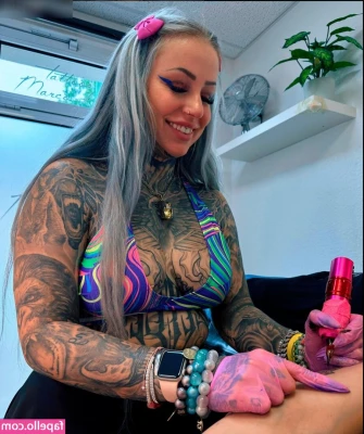 Zombieprinzessin - I'm debating letting my armpits grow out.... 🤔🤷🏼 