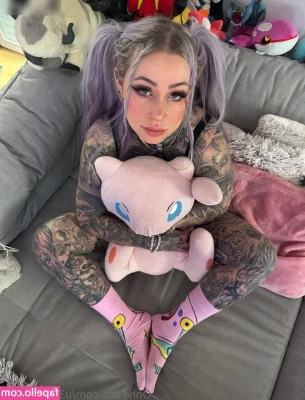 Zombieprinzessin - Hmm 😜 new vid on @luciealex   Feat @emwebbily 🤍🍑  Filming