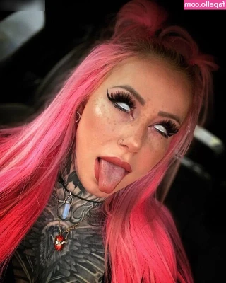 Zombieprinzessin - Upclose toe action