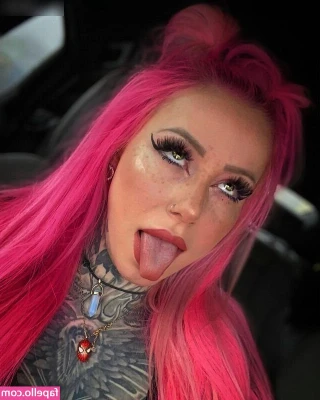 Zombieprinzessin - I just reached 500 fans 🥰 Thank you all for following me. And