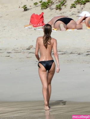 Edita Vilkeviciute [ edita-vilkeviciute ] - Wish you were here to help me watch in case anyone is around... So I