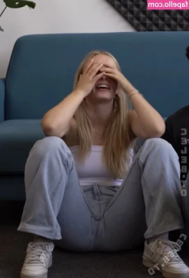 Wemmse - She shakes her hips violently while opening her asshole with both