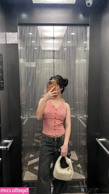 Lzlsdr - TGIFFF 🧡 who’s cumming to rub my feet while I lay here in bed?