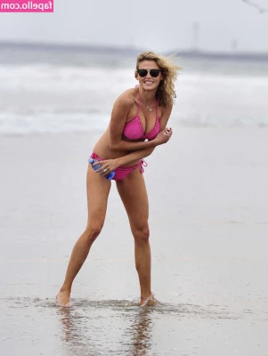 Estella Warren [ estella-warren ] - I'm going to get my nails done later today!!! 💅   If only I could