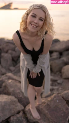 Helen Stifler [ helen-stifler ] - 🎥 ‘The Elf Story’ Uncensored 🎥 (Page 1/4)   🎁 This elf