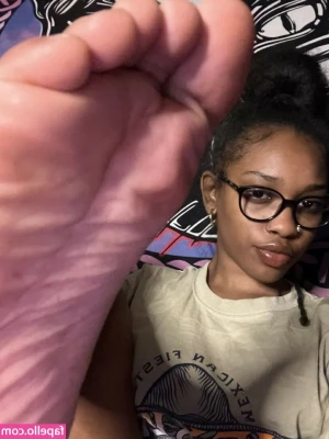 LoveLeeFeet - Good morning! Just woke up, tits out, why not share a photo with u?