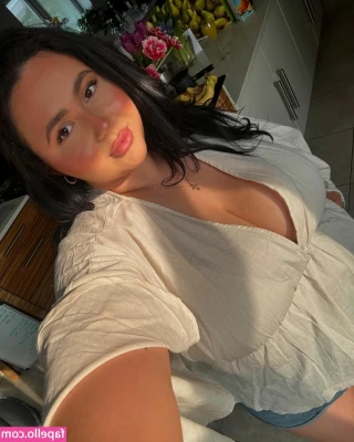  [ leah-allsop ] - Not a mom but I’d happily be your breakfast in bed 🥛🍑
