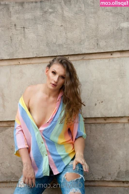 Valquíria Dullius [ valqui-ria-dullius ] - Bout to hop in the shower 🚿