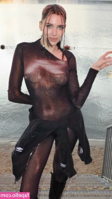 Clara Cuvè [ clara-cuv ] - hold on, lemme pull my skirt up just a lil 😛