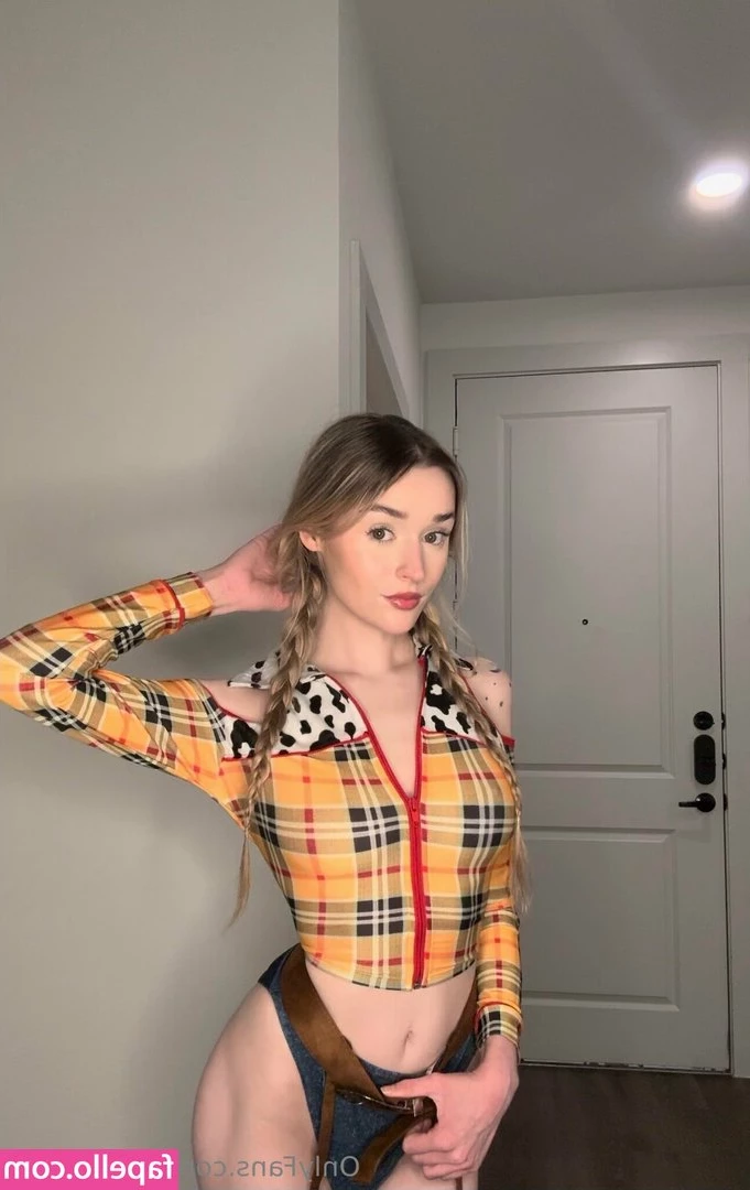 gracexglen [ gracexglen-2 ] - Mommy wants her tits sucked  anyone wanna help me out