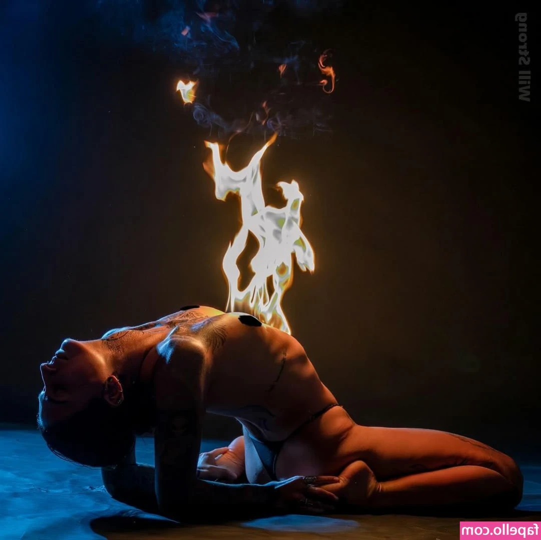 Kaladhara Creations [ kaladhara-creations ] - SPACE BITCH! 15 MINUTE Striptease and Solo masturbation scene. I fuck