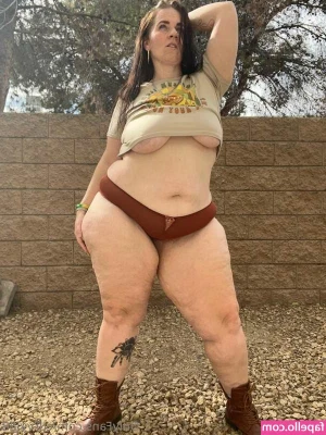 Curvy Jenn [ curvy-jenn ] - Do you want to know what naughty things I do alone in the pool? Ask