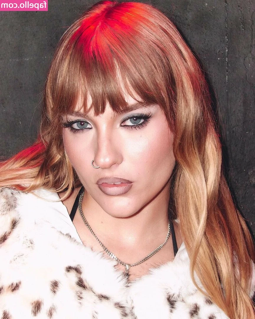 Victoria De Angelis (Maneskin bassist) [ victoria-de-angelis-maneskin-bassist ] - one of my fave screen grabs of @aliceoncam ever *this is from the
