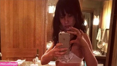 Hilaria Baldwin [ hilaria-baldwin ] - 🇬🇧 Sunday blessing in dms 😏   🇮🇹 Benedizione
