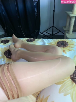 pantyhose_princess99 [ pantyhose-princess99 ] - Xmas is coming   I love it