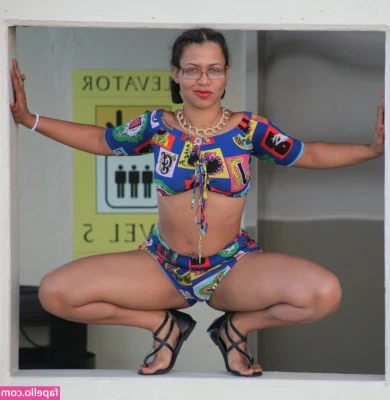 Afiya Sunshine [ afiya-sunshine ] - Hogwarts shirt and red undies hula