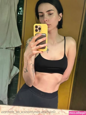 monica_de_mistress [ monica-de-mistress ] - Red is obviously my color 🫶🏻