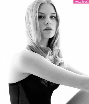Sofia Samokhina [ sofia-samokhina ] - Just a little peek 👀