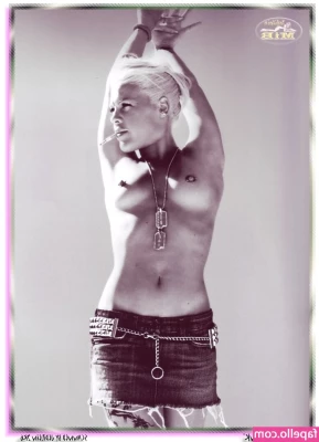 Pink - My hole is ready and waiting