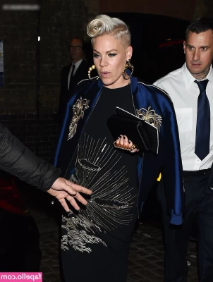 Pink - hey sexy wish i could twerk on your head