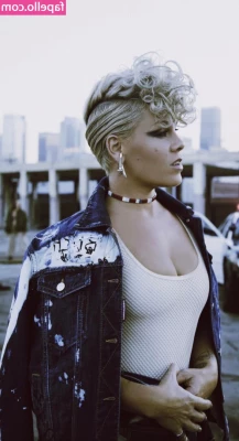 Pink - We did craaaazy stuff in our last photoshoot    On a fait des