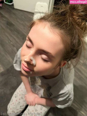 Petite Rosie [ petite-rosie ] - Squishy titties