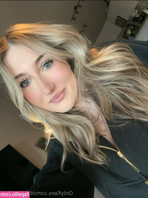 dani.darling [ dani-darling ] - Peeking at my cleavage is your mission for the day🖤