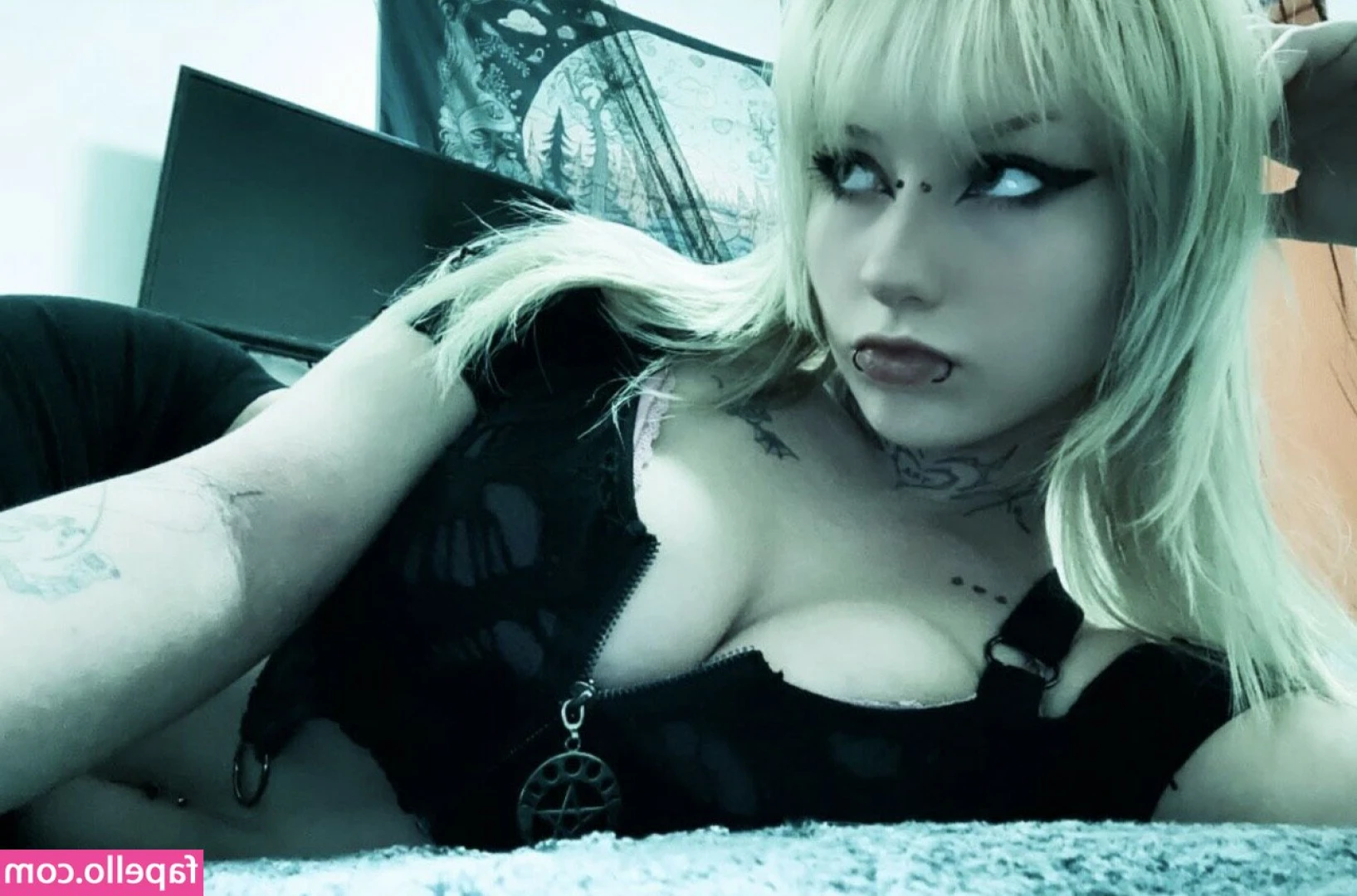 Morgann.kinloch [ morgann-kinloch ] - LOL guys I just noticed I’m doing the EXACT same pose in these very