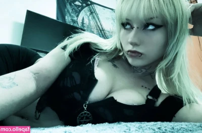 Morgann.kinloch [ morgann-kinloch ] - LOL guys I just noticed I’m doing the EXACT same pose in these very