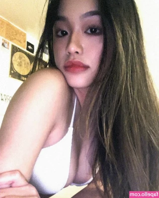 Valerie Versace [ valerie-versace ] - Oops did i forget to put panties on??👀🥵