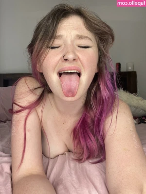 Molly Demure [ molly-demure ] - I love how round my booty is ☺️🤤