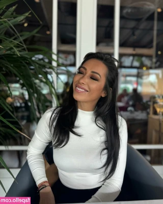 Adriana Meran [ adriana-meran-1 ] - I know you love to watch me walk away