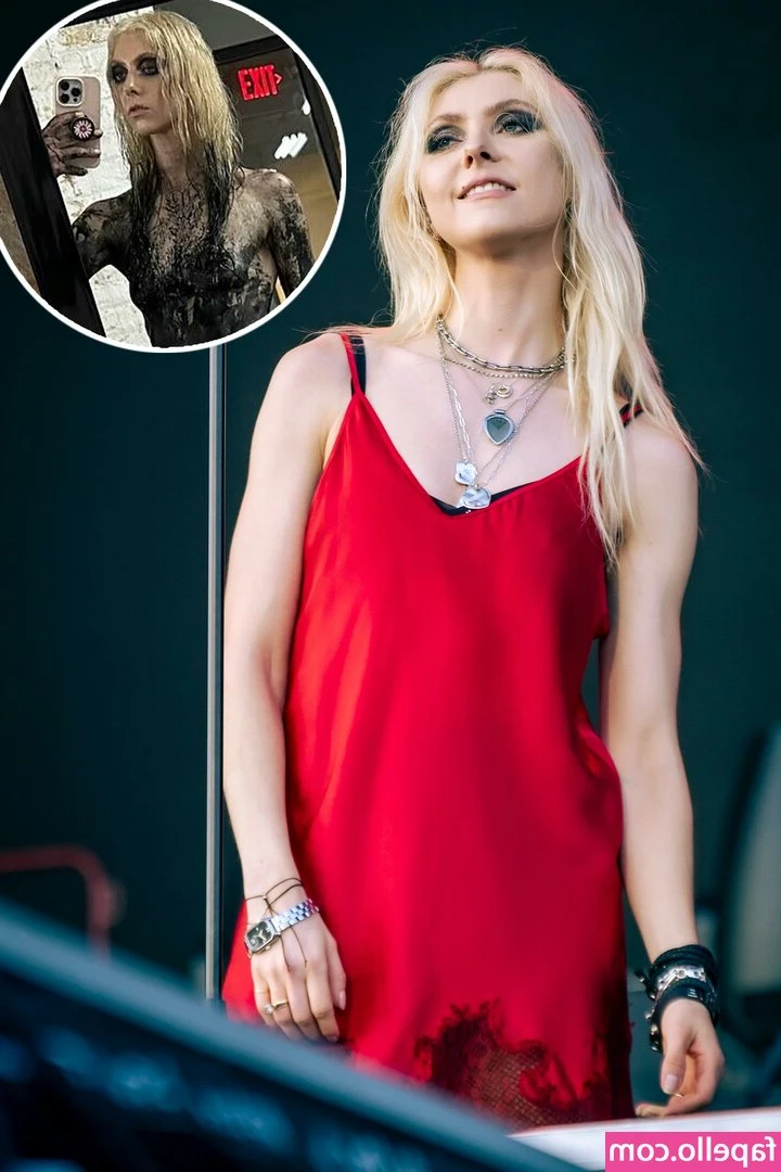 TaylorMomsen - Biggest tummy in Orlando Florida