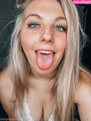 Lindsey Luxe [ lindsey-luxe ] - What's your favorite snack? 👅