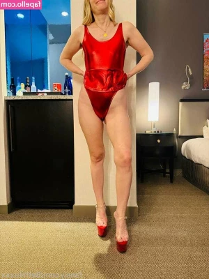 Beth Nylon Queen - Do you like my new fuzzy outfit? ✨