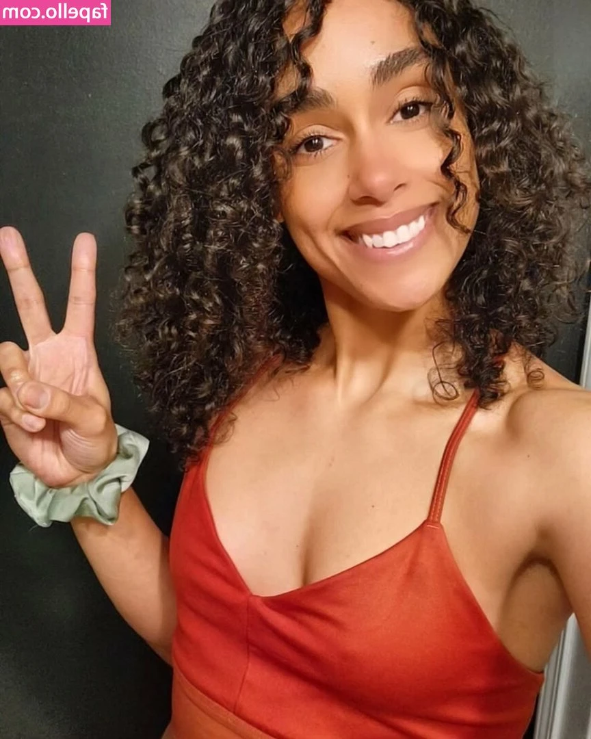 Flexy Sophie [ flexy-sophie ] - I got the keys to my house last night and I am so excited!! 😍 Help