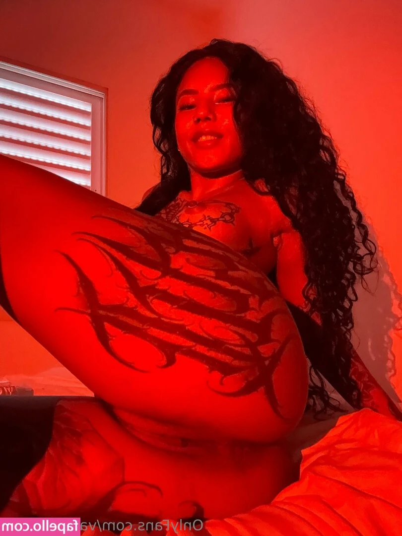 Valentina Naomi [ valentina-naomi-4 ] - Showing Off My new portable Gloryhole Wall also Releasing hey my 1st