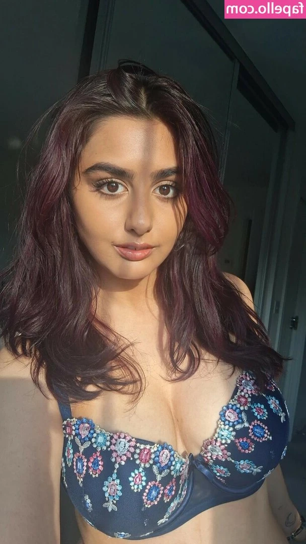 DeliciousSimple1149 - We want to give a guy footjob at the same time! Any guys willing to