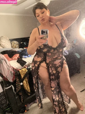 rosecurves - Hi guys, here are my tits and things 😂💛 Daddy took me on a long