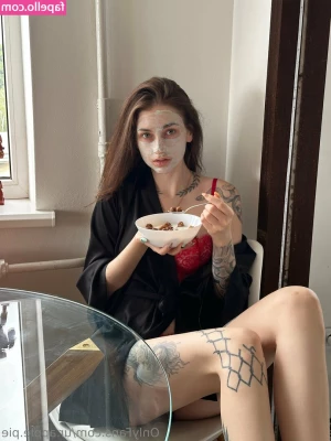 ur.likafox [ ur-likafox ] - Just like a beautiful vision she came out of that painting  i couldn